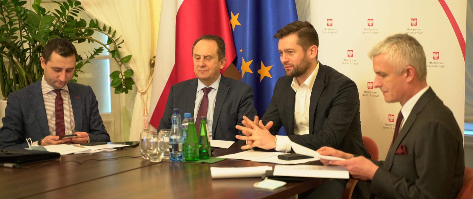 Spotkanie Ekspertów ds. Turystyki. Na zdjęciu: minister sportu i turystyki Kamil Bortniczuk, sekretarz stanu Andrzej Gut-Mostowy, dyrektor Dominik Borek, zastępca dyrektora Bartłomiej Karolczyk