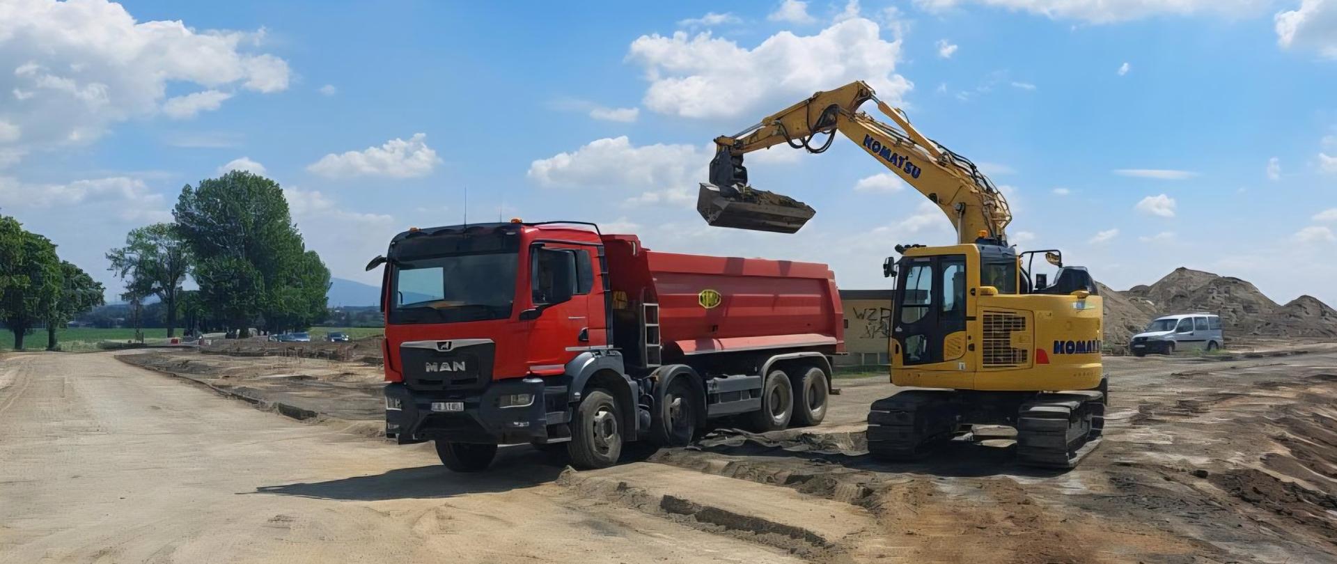 Plac budowy z maszynami na DK35 - budowa ronda w Komorowie
