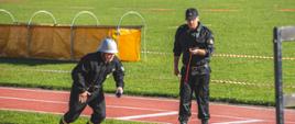Na zdjęciu widać uczestników Zawodów pożarniczych w umundurowaniu strażackim. 