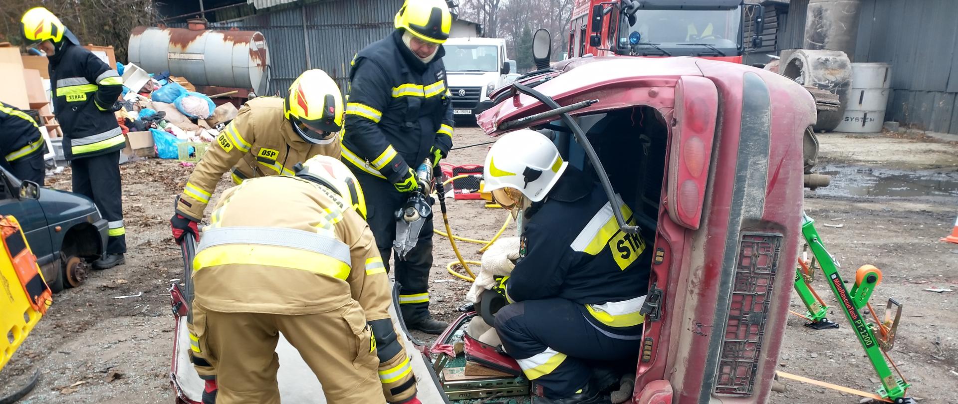 Wykonanie dostępu do osoby poszkodowanej poprzez wycięcie karoserii pojazdu (dachu). 