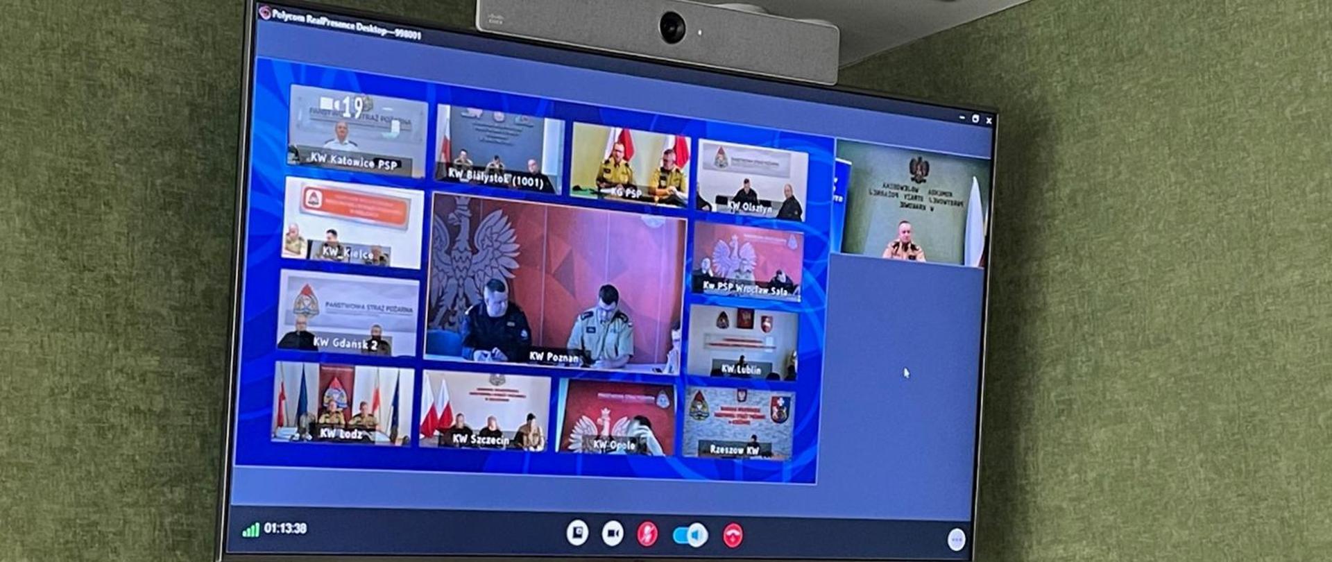 Strażacy w trakcie wideokonferencji