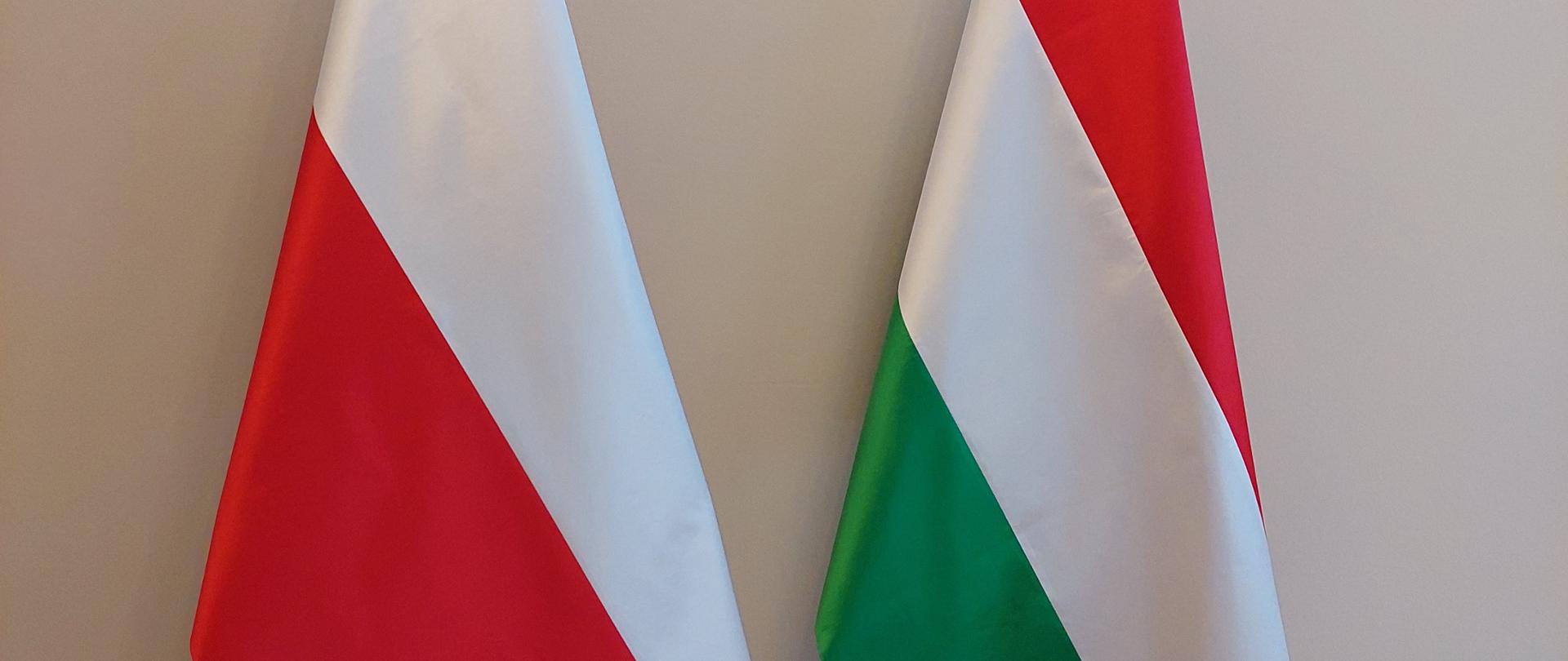 Flagi Polski i Węgier