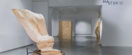Obiekty rzeźbiarskie, nieprzedstawiające, z drewna i papieru w przestrzeni wystawowej