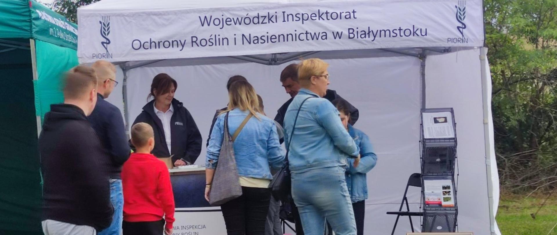 Na zdjęciu pracownicy WIORiN udzielający odpowiedzi na pytania zainteresowanych. 