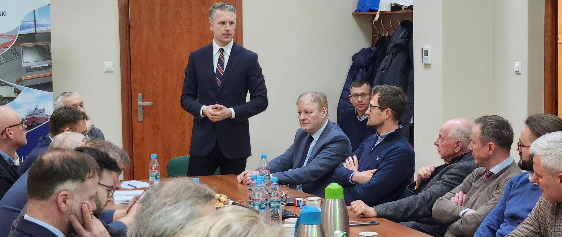 Wiceminister infrastruktury Arkadiusz Marchewka w trakcie spotkania z przedstawicielami branży morskiej