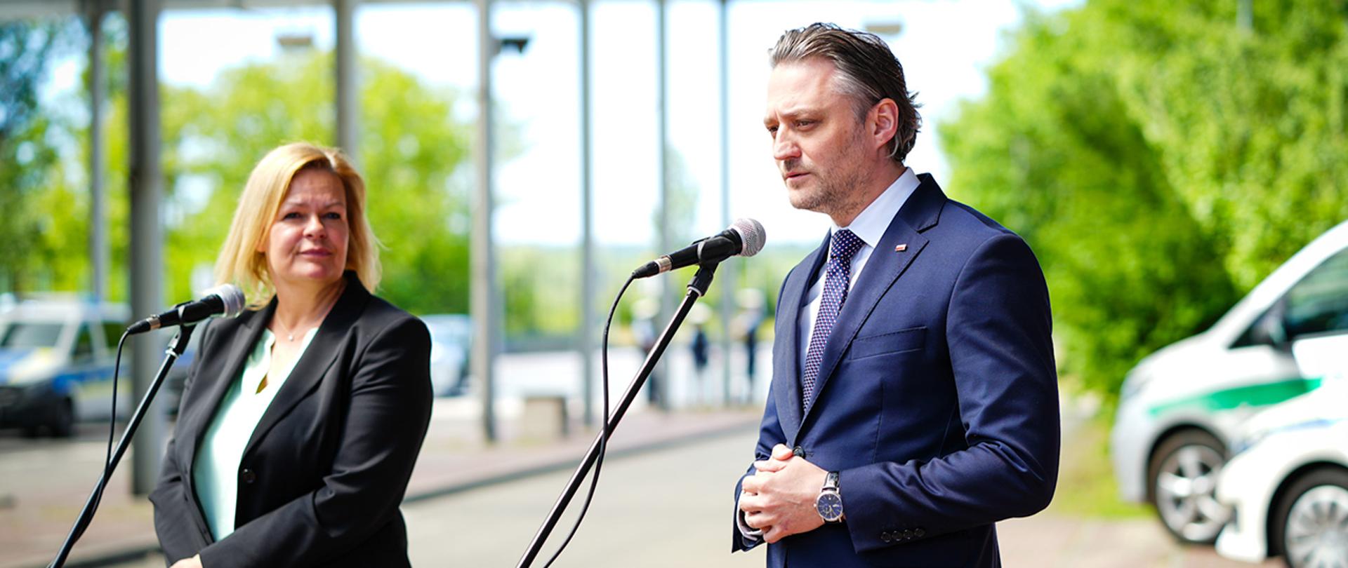 Wiceminister Bartosz Grodecki i minister spraw wewnętrznych Niemiec Nancy Faeser podczas wspólnego briefingu na przejściu granicznym w Świecku.