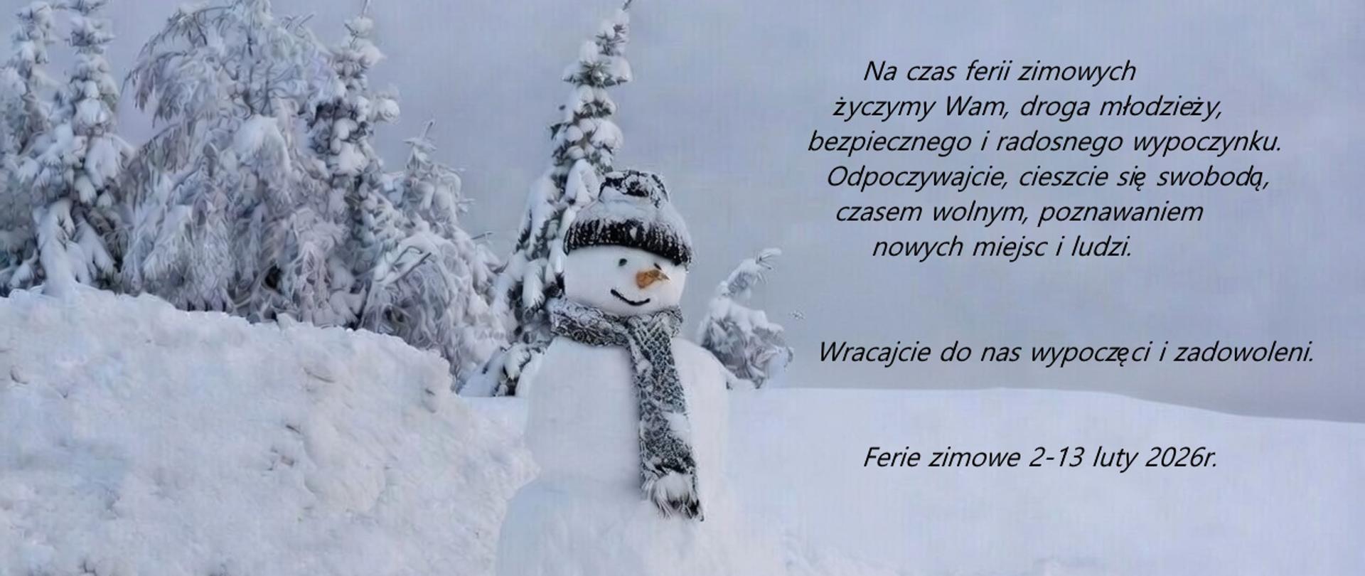 Na zdjęciu zimowy górski krajobraz. Dużo śniegu, na środku stoi uśmiechnięty bałwan w czapce i szaliku. Za nim po lewej widać fragment zasypanych śniegiem drzew. Po prawej napis z życzeniami udanego, bezpiecznych zimowych ferii dla młodzieży uczącej się.