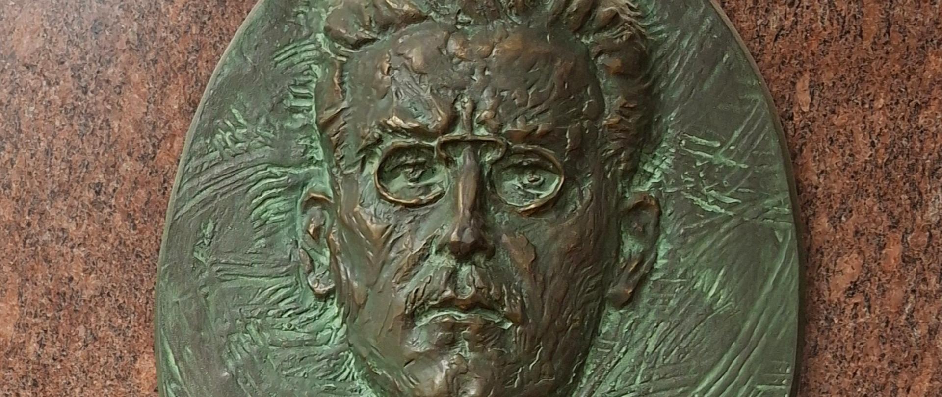 Fotografia płaskorzeźby przestawiającej Józefa Pankiewicza - patrona Państwowego Liceum Sztuk Plastycznych w Katowicach