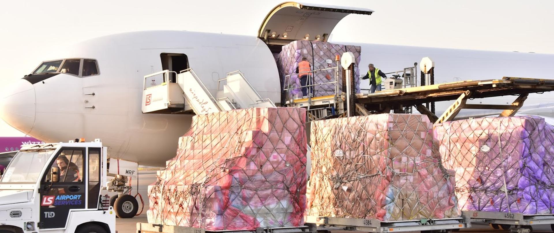 Środki do walki z COVID-19 dotarły z Chin do Polski