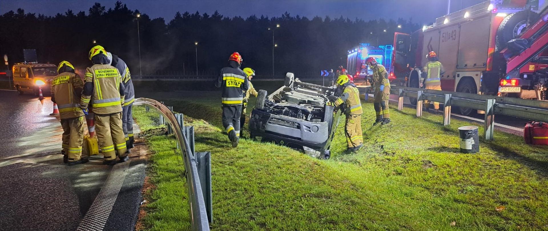 Bus po dachowaniu oraz strażacy