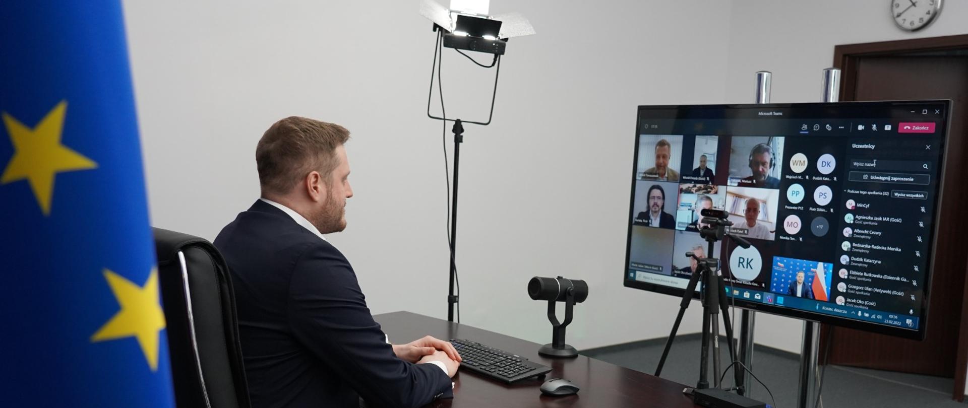 Minister Janusz Cieszyński podczas spotkania z dziennikarzami on-line. 