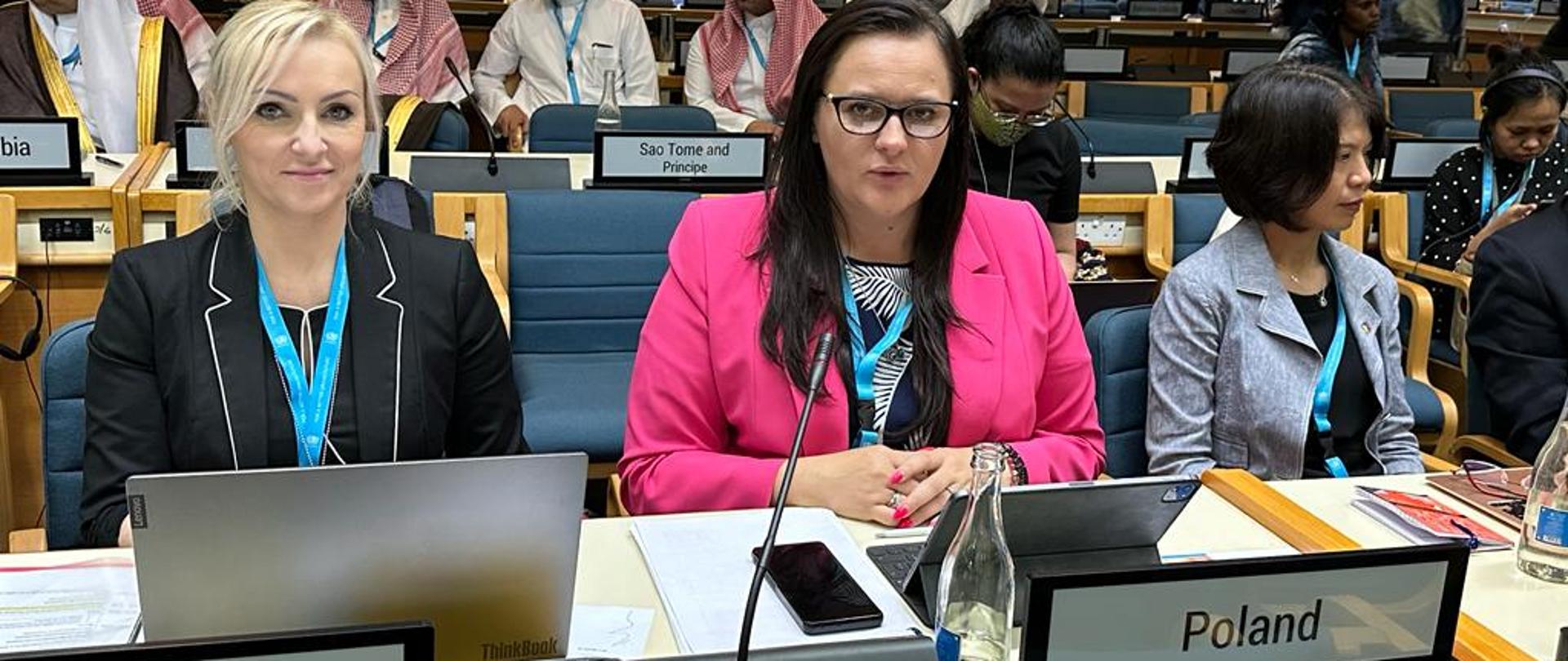 Wiceminister Małgorzata Jarosińska-Jedynak siedzi w środku.