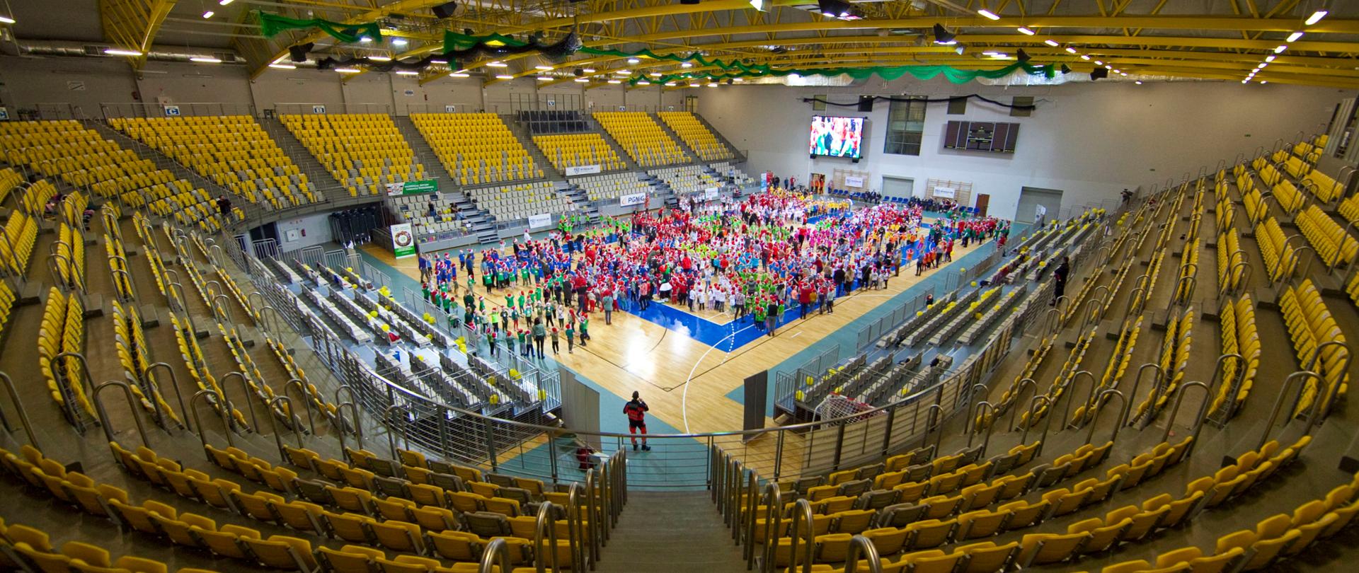 Hala Widowiskowo-Sportowa wraz z uczestnikami spotkania z Mikołajem Politechnika Koszalińska