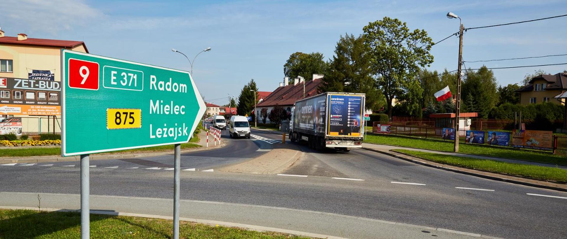 Rondo ze znakiem kierującym na drogę krajową nr 9