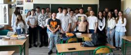 Zdjęcie grupowe. Uczniowie stoją przy tablicy.