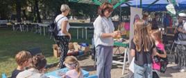 Dzieci korzystają z oferty stoiska festynowego
