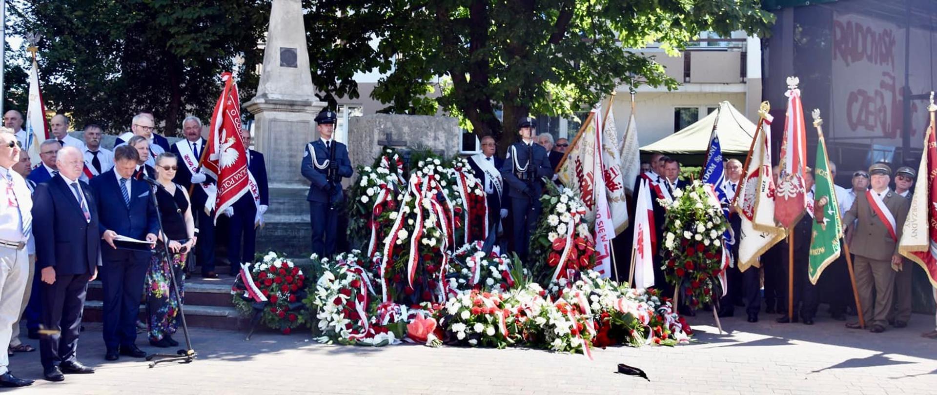 Na zdjęciu widać kobiety i mężczyzn
