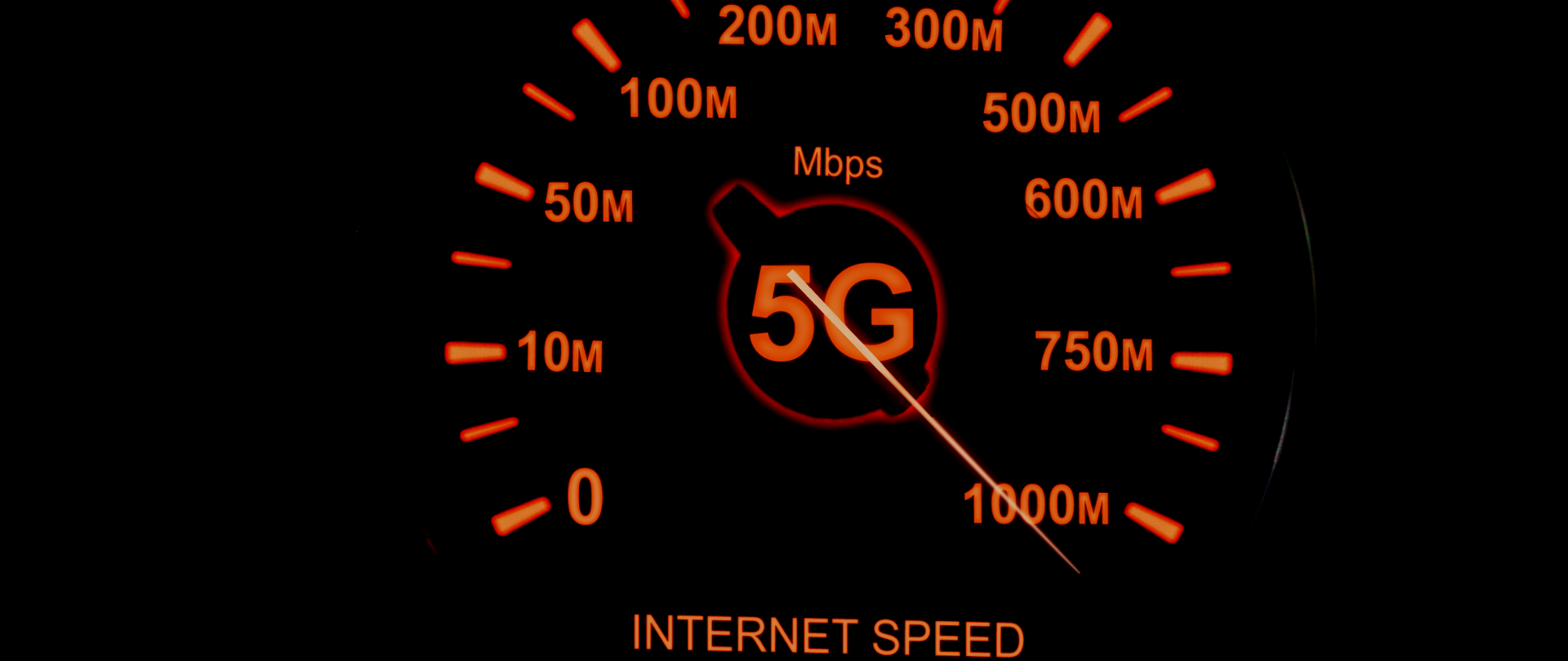 Grafika przedstawiająca prędkościomierz z napisem 5G
