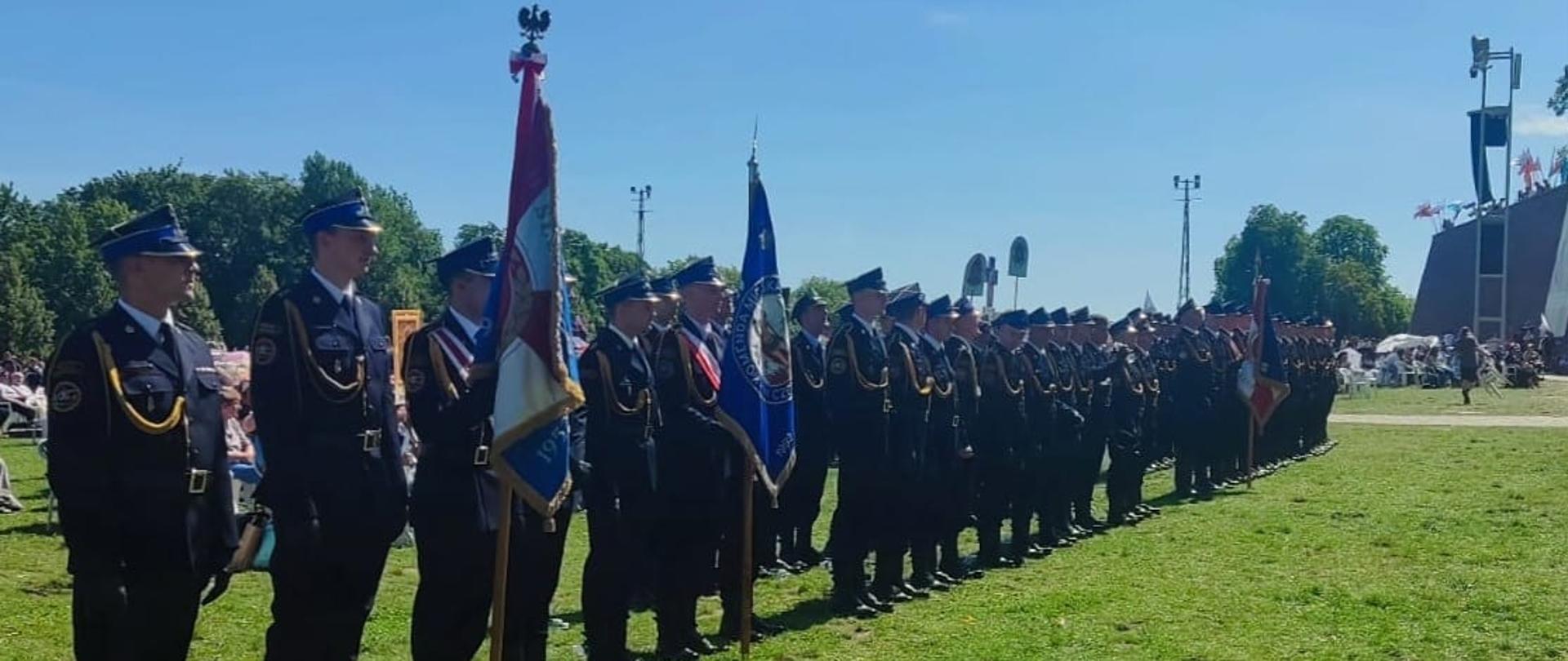 Na błoniach jasnogórskich stoją kompanie reprezentacyjne straży pożarnej wraz z pocztami sztandarowymi.