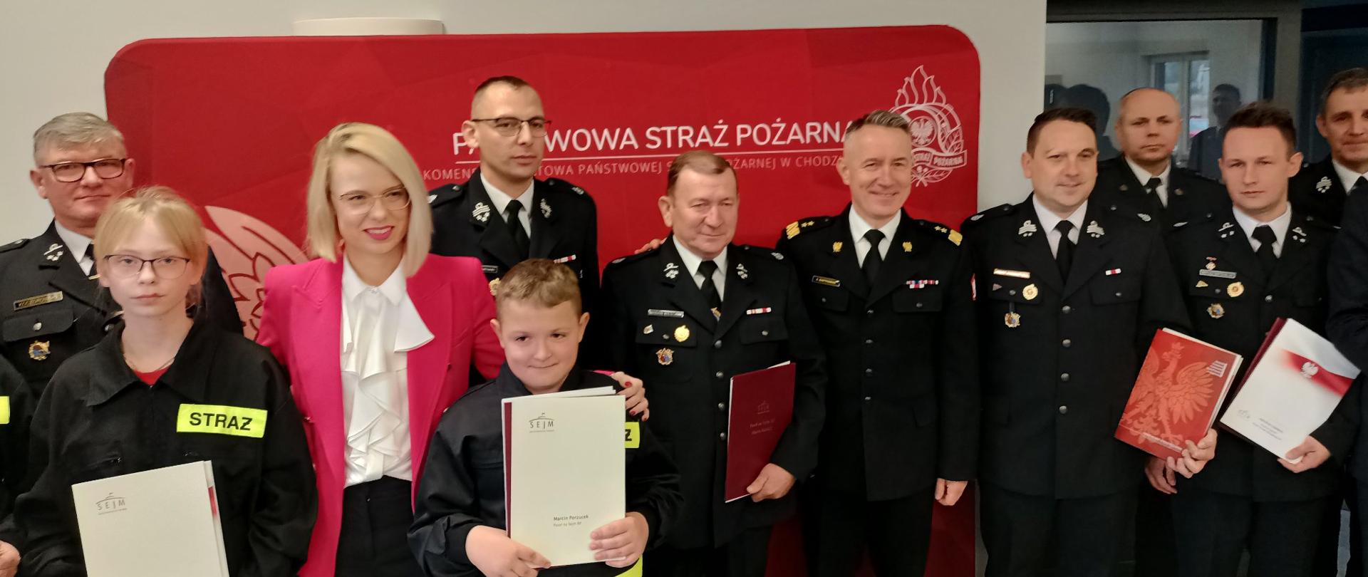 Na zdjęciu widać przedstawicieli MDP i OSP razem z Komendantem Głównym PSP, panią poseł Komendantem Powiatowym PSP oraz Prezesem Powiatowym OSP 