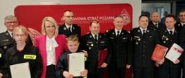 Na zdjęciu widać przedstawicieli MDP i OSP razem z Komendantem Głównym PSP, panią poseł Komendantem Powiatowym PSP oraz Prezesem Powiatowym OSP 
