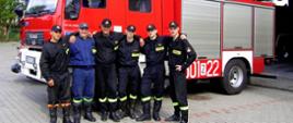 Zdjęcie przedstawia sześciu strażaków przed samochodem pożarniczym