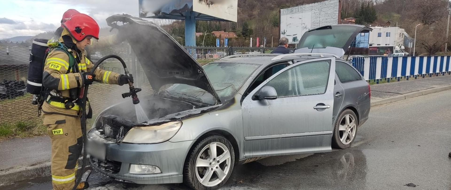 Strażacy gaszą pożar samochodu