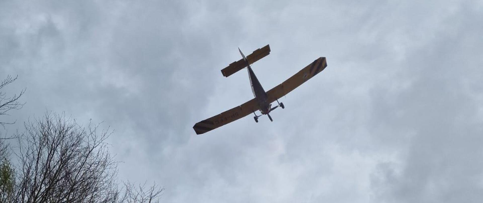 Na zdjęciu nadlatujący samolot gaśniczy Dromader, który dokona zrzutu wody na palący się las.