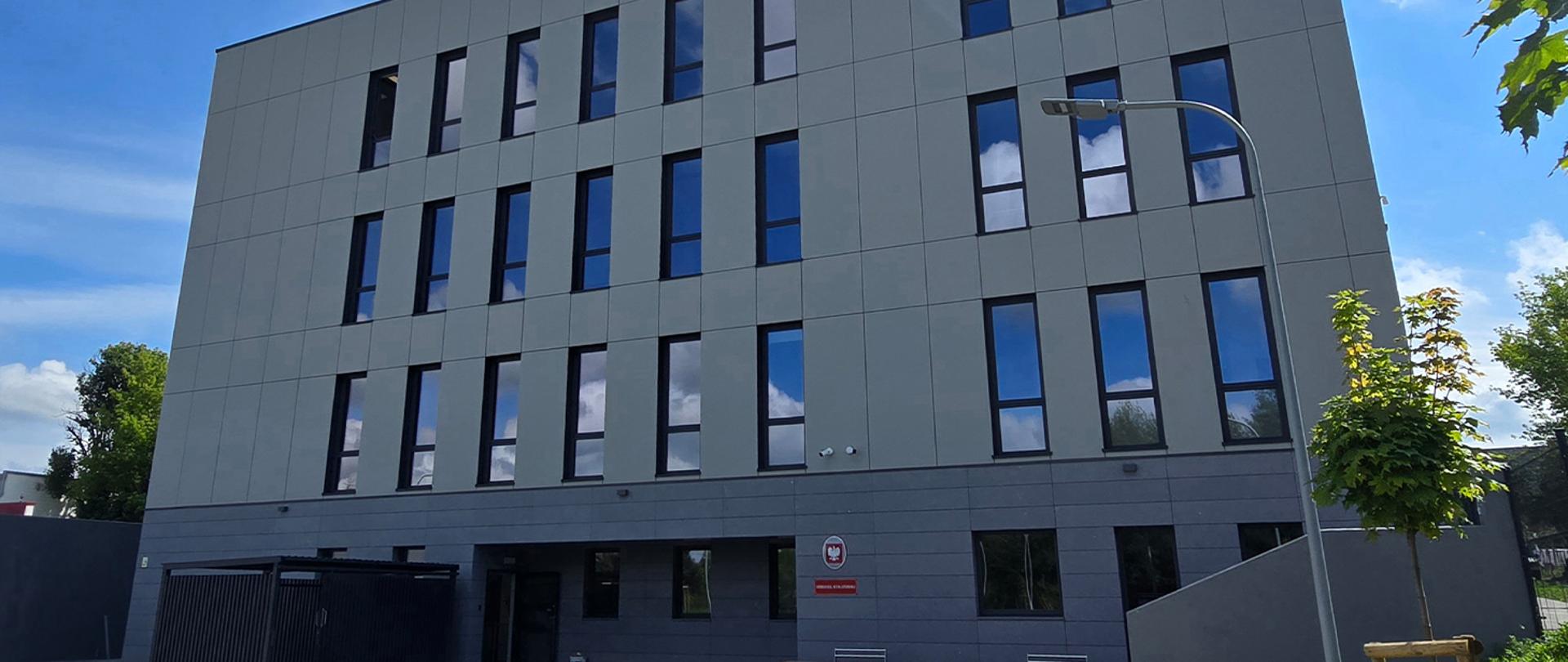 Nowy budynek Sądu Rejonowego w Bełchatowie - kilkukondygnacyjny obiekt z nowoczesną elewacją i głównym wejściem od frontu.