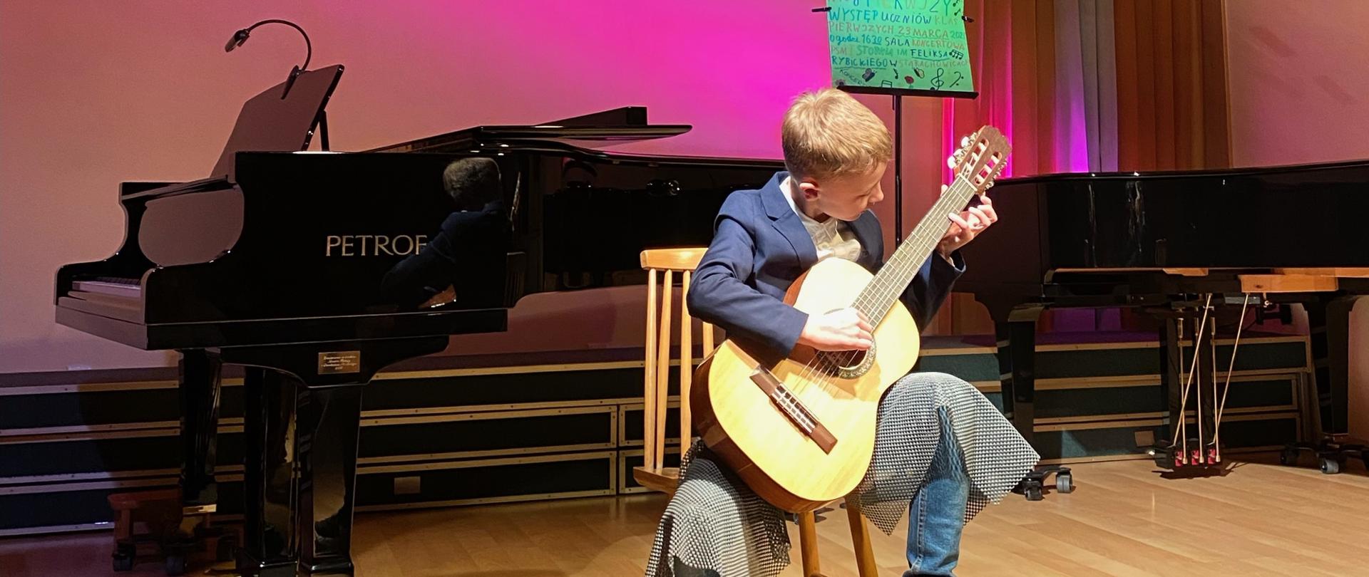 zdjęcie uczenia grającego na gitarze