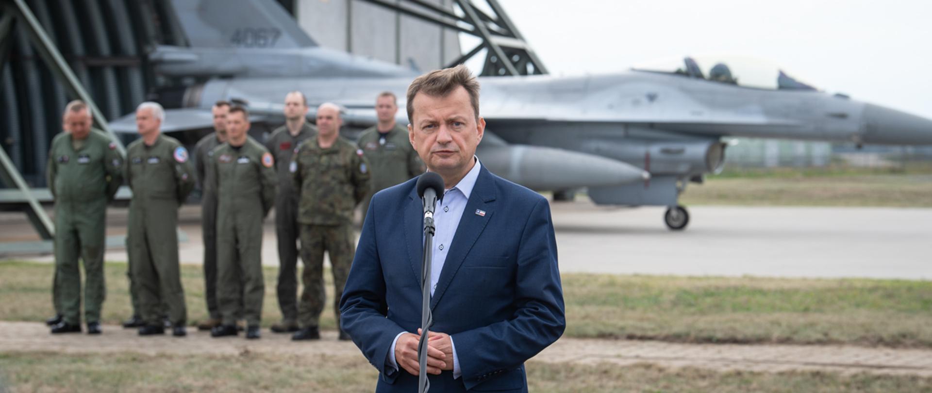 Minister M. Błaszczak w bazie lotniczej w Łasku