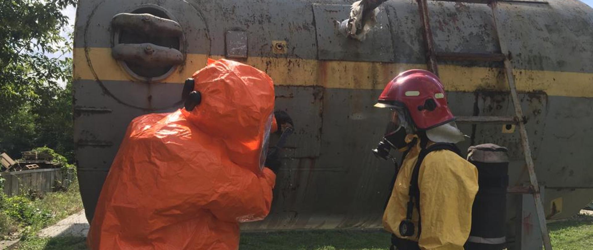 Uszczelnianie wycieku przez strażaków za pomocą kołka drewnianego.