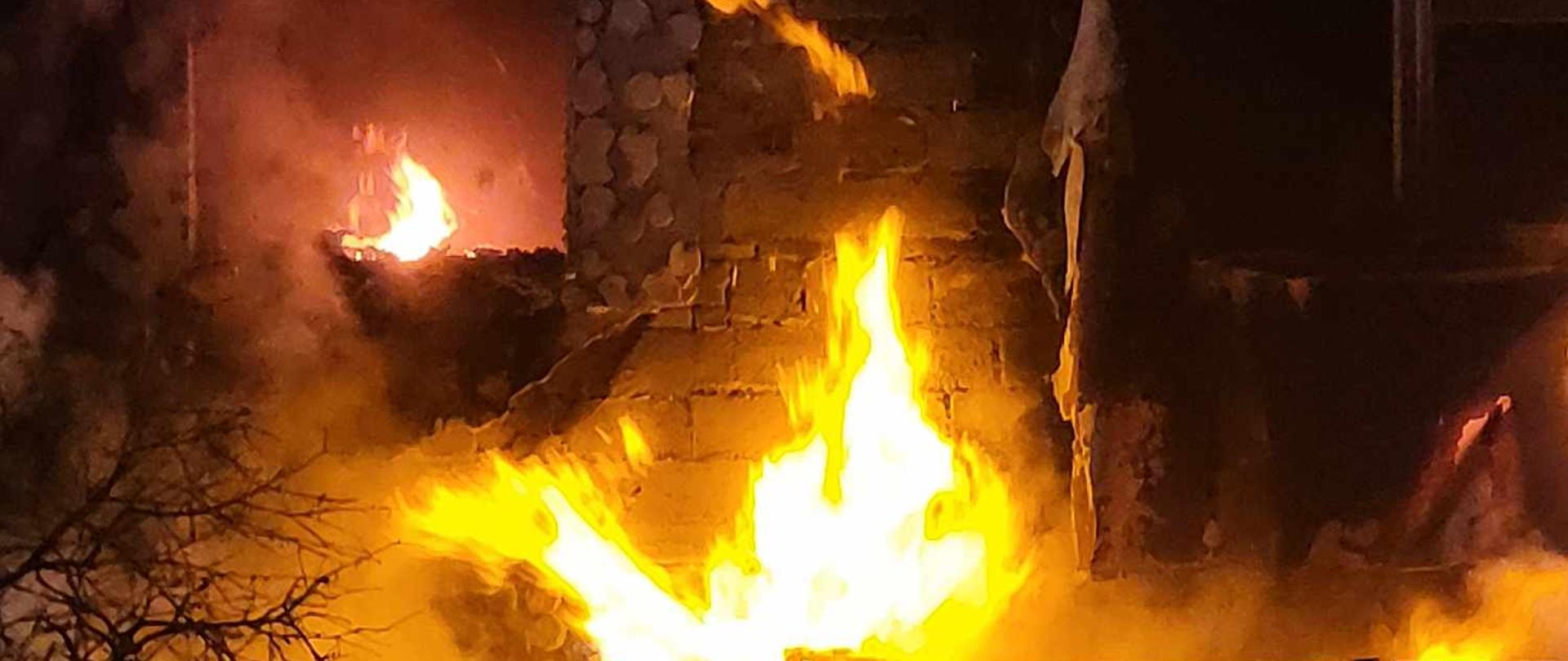 Pożar elewacji budynku, jest noc