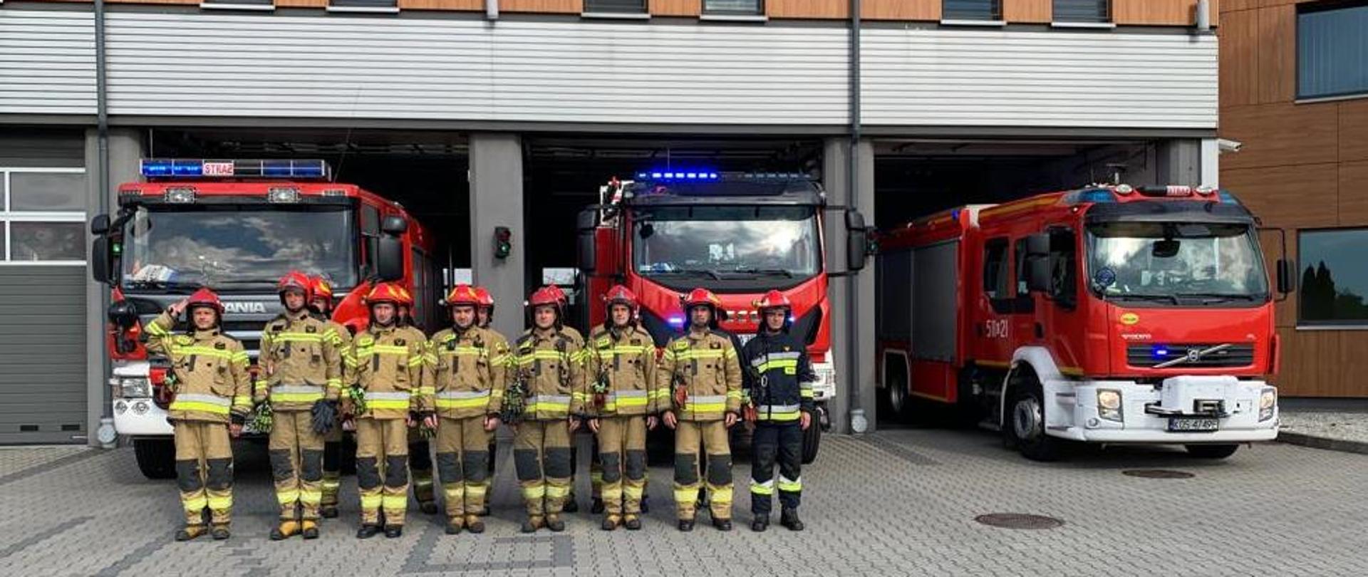 Strażacy oddają honor w godz. W