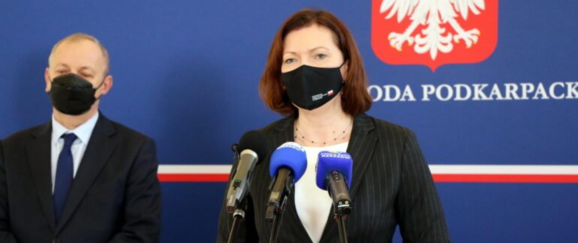 Wojewoda podkarpacki Ewa Leniart przemawia podczas konferencji prasowej na temat rządowych dopłat do przewozów autobusowych. Obok dyrektor Wydziału Infrastruktury Podkarpackiego Urzędu Wojewódzkiego w Rzeszowie Krzysztof Sopel. 