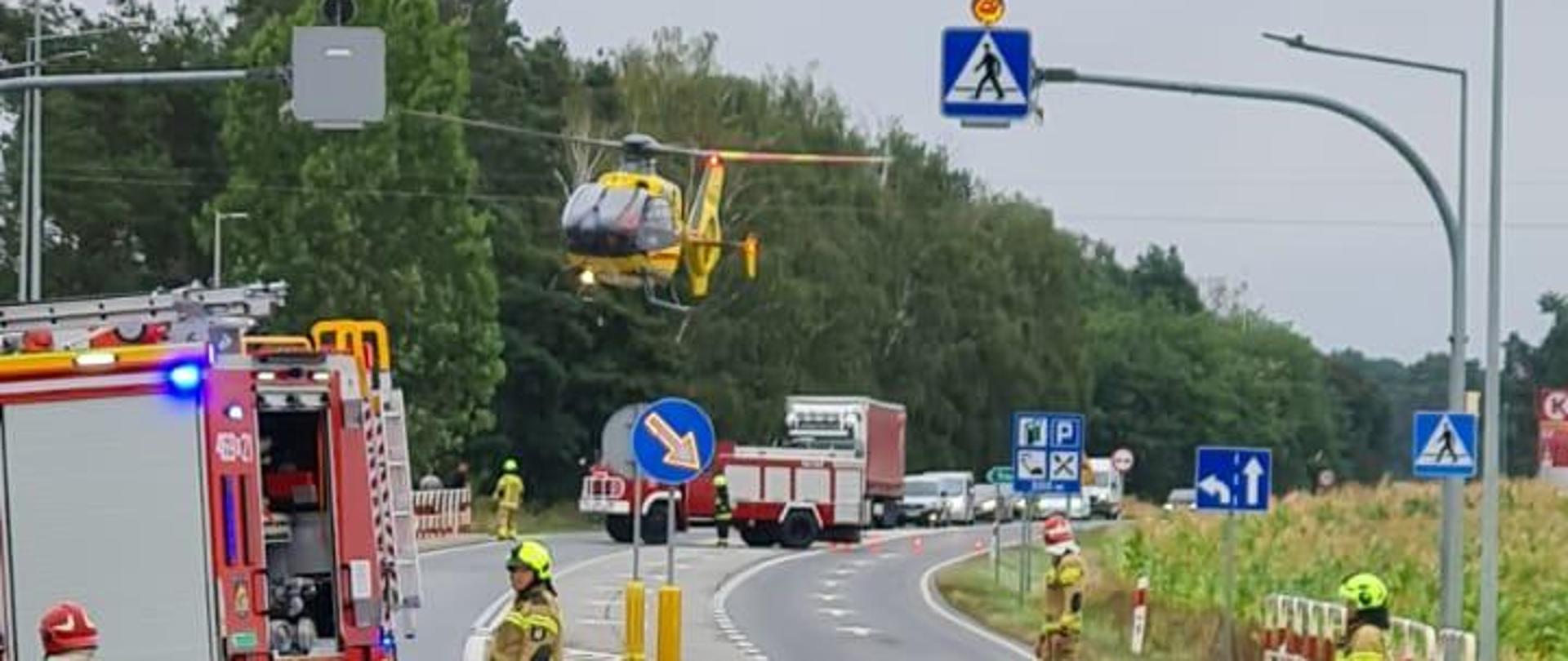 Widoczne miejsce zdarzenia uszkodzone pojazdy oraz służby podczas działań.