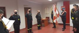 Uroczysta zbiórka, podczas której str. Katarzyna Kotus, str. Bartłomiej Adamowicz, str. Paweł Jaskółka-Stanisz, str. Patryk Niebój i str. Piotr Nowak złożyli ślubowanie na sztandar Komendy Powiatowej PSP w Szczecinku.
