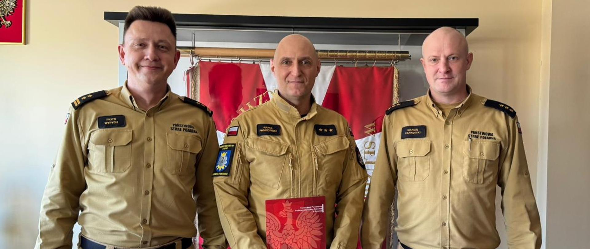 Jubileusz 30-lecia służby i pracy - na zdjęciu od lewej Komendant Powiatowy PSP w Rypinie bryg. Piotr Wypych, Jubilat asp. sztab. Rafał Pankowski oraz Zastępca Komendanta Powiatowego kpt. Marcin Czarnecki