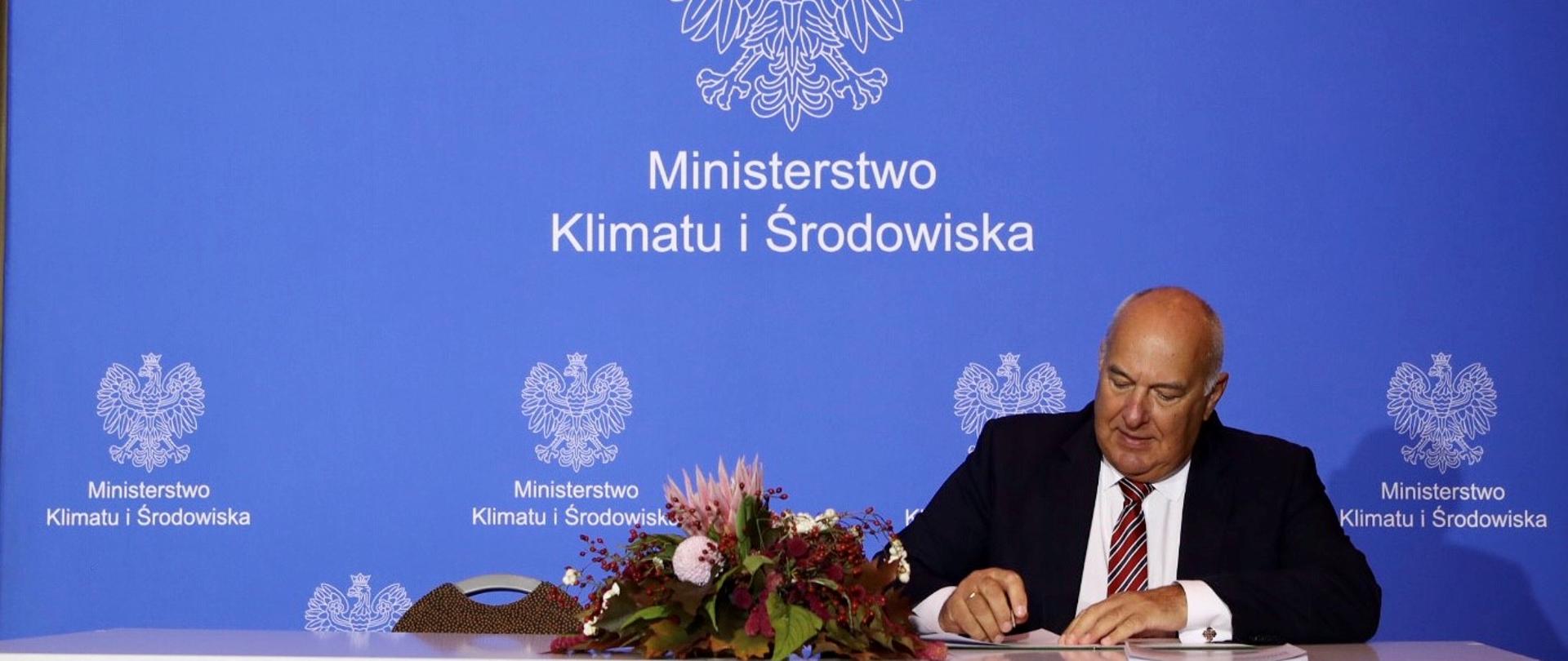 Minister Kościński podpisuje porozumieni