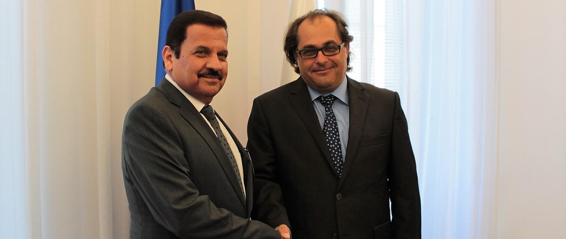 Minister Marek Gróbarczyk uściskiem dłoni wita się z Ambasadorem ZEA