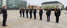 Prezydent Rzeczypospolitej Polskiej stoi przed ośmioma funkcjonariuszami Państwowej Straży Pożarnej.