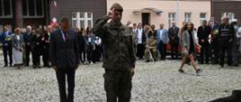 Żołnierz Wojska Polskiego oraz wicewojewoda łódzki Karol Młynarczyk oddają hołd ofiarom poległym w trakcie II wojny światowej oraz w okresie komunizmu 