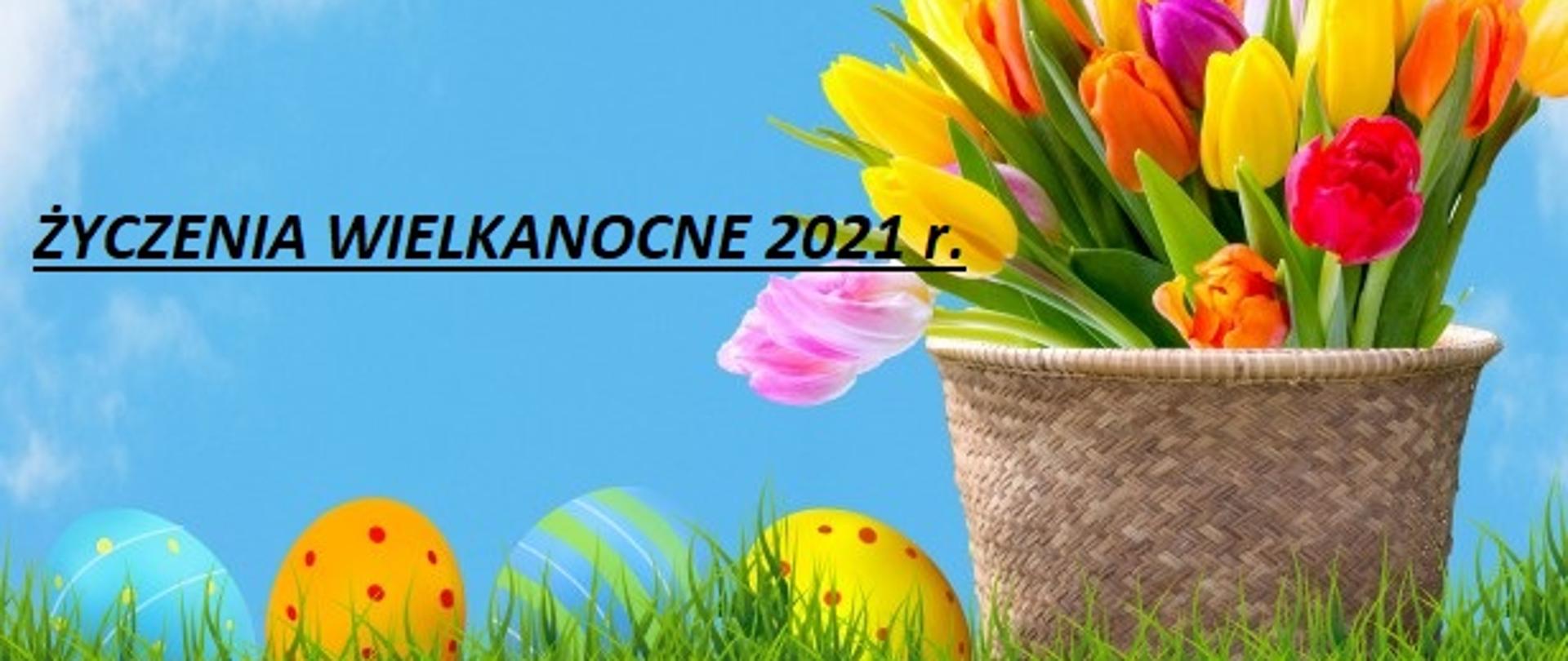 widoczny koszyk z tulipanami i pomalowane jajka