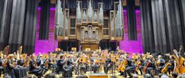 Zdjęcie przedstawia muzyków w Filharmonii