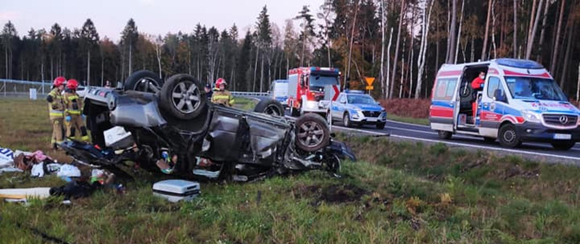 Na zdjęciu widać pojazd leżący na dachu