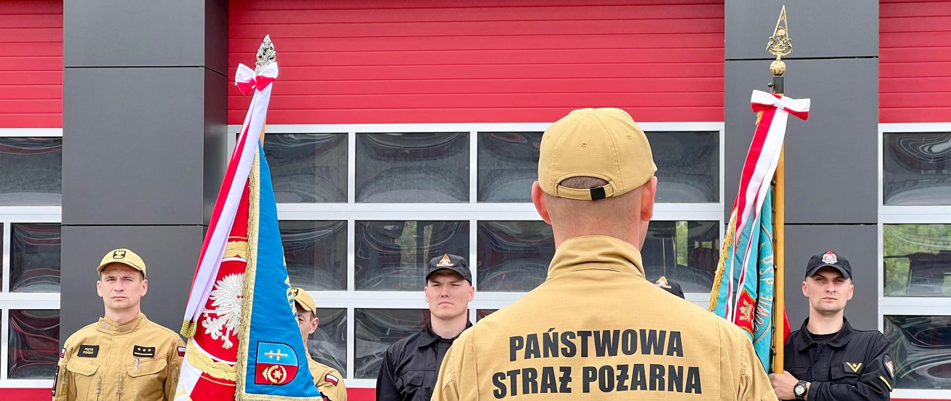 Uczestnicy szkolenia na placu