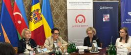Organizatorzy programu podczas spotkania z uczestnikami; siedzą od lewej: dyrektor Krajowej Szkoły Administracji Publicznej Małgorzata Bywanis-Jodlińska, szefowa służby cywilnej Anita Noskowska-Piątkowska, zastępczyni dyrektora Departamentu Współpracy Rozwojowej MSZ Zuzanna Kierzkowska; w tle flagi państw uczestniczących w programie