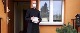 Ksiądz po przekazaniu środków ochrony indywidualnej