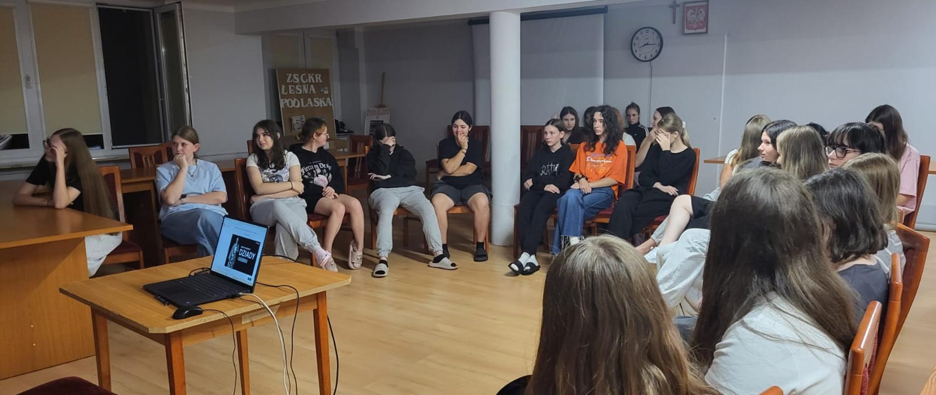 Mieszkańcy internatu słuchają odczytu podczas wydarzenia 