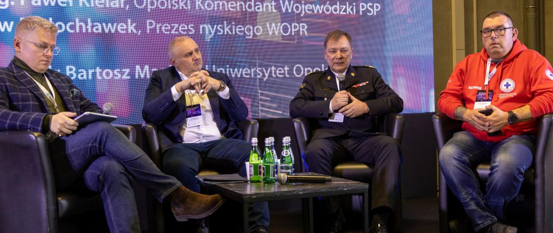 Panel dyskusyjny z udziałem nadbryg. Pawła Kielara oraz przedstawicieli lokalnych władz i organizacji ratowniczych. Tematem rozmowy jest rola społeczeństwa obywatelskiego w budowaniu odporności społecznej.